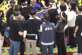 ?广州豪门球迷会比赛球员碰撞后头颈着地，入院检查治疗无碍后出院